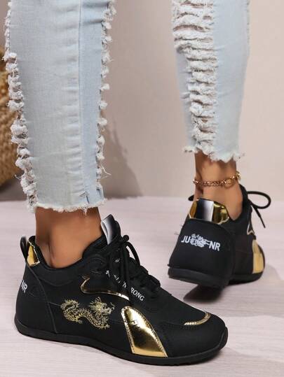 حذاء رياضي نسائي مطرز بالأزياء الجديدة لعام 2024، حذاء رياضي عارضة مريح للنساء