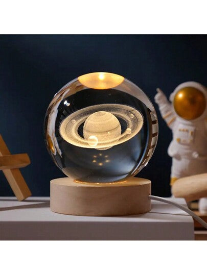 1 قطعة كرة كريستال بإضاءة ليلية بطراز الكون ثلاثي الأبعاد مع 4 تصميمات اختيارية متنوعة، هدية مثالية للتقديم، تعمل بالطاقة عبر USB، قاعدة خشبية، مناسبة للديكور في أعياد الاحتفالات، ووضع العرض في خزانات العرض والمكاتب