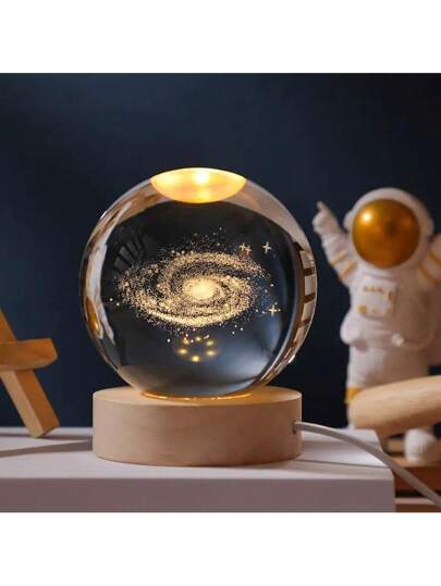 1 قطعة كرة كريستال بإضاءة ليلية بطراز الكون ثلاثي الأبعاد مع 4 تصميمات اختيارية متنوعة، هدية مثالية للتقديم، تعمل بالطاقة عبر USB، قاعدة خشبية، مناسبة للديكور في أعياد الاحتفالات، ووضع العرض في خزانات العرض والمكاتب