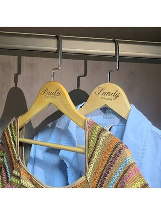 معلق ملابس خشبي سميك مخصص باسم شخصي، محفور حسب الطلب لفستان عرس أو خدم العريس أو العروس، هدية للشخص المفضل، هدية عيد الأم أو الأب، معلق ملابس يدوي الصنع، معلق ملابس من الخشب الصلب، هدية لتدشين المنزل، مدمر للفراغ، قابل لإعادة الاستخدام، رائع، أنيق، عصري،