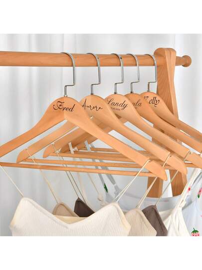 معلق ملابس خشبي سميك مخصص باسم شخصي، محفور حسب الطلب لفستان عرس أو خدم العريس أو العروس، هدية للشخص المفضل، هدية عيد الأم أو الأب، معلق ملابس يدوي الصنع، معلق ملابس من الخشب الصلب، هدية لتدشين المنزل، مدمر للفراغ، قابل لإعادة الاستخدام، رائع، أنيق، عصري،
