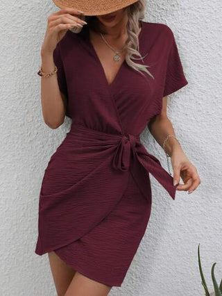 Clasi فستان كاجوال متوسط الطول، لون بوردو عبارة عن موحد اللون ذو رباط أمامي على شكل V للرقبة للنساء