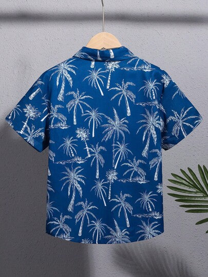 SHEIN قميص كاجوال للصبيان يتضمن طبعات أشجار جوز الهند بأكمام قصيرة وياقة ذات طوق صغير، مع الأسلوب العطلة