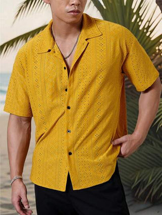 Manfinity Homme قميص رجالي كاجوال مناسب للعطلات، بتصميم منسق بنمط مخطط هندسي أبيض وأسود مافر بنسيج متقاطع الخياطة، بتفاصيل أنيقة معتدلة ذات أزرار أمامية، مثالي للارتداء أثناء عطلات الشاطئ في هاواي أو مهرجانات الموسيقى والاستخدام اليومي، وهو هدية مناسبة لل