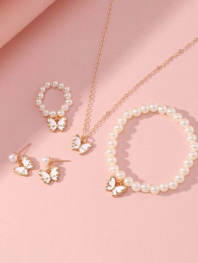 طقم مجوهرات بعنصر واحد للأطفال يتألف من قلادة واحدة وسوار واحد وزوج من الأقراط وخاتم واحد بطراز فراشة جميلة سهل التصميم ومناسب للاستخدام اليومي للفتيات.