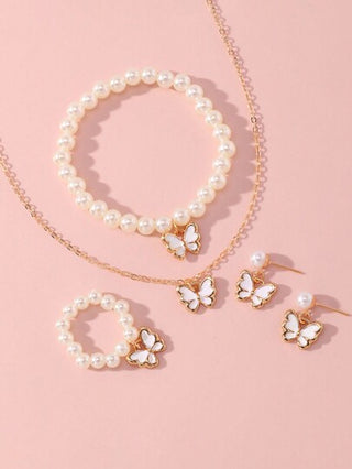 طقم مجوهرات بعنصر واحد للأطفال يتألف من قلادة واحدة وسوار واحد وزوج من الأقراط وخاتم واحد بطراز فراشة جميلة سهل التصميم ومناسب للاستخدام اليومي للفتيات.