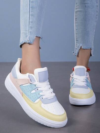 حذاء نسائي للمشي بمظهر كاجوال ، أحذية نسائية عصرية بعدة ألوان للاستخدام الخارجي