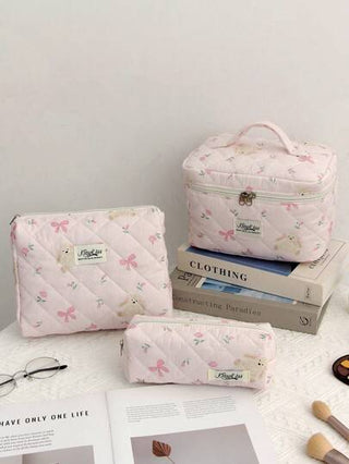 مجموعة حقيبة مستحضرات تجميل متعددة الأحجام L/M/S ذات طبعات فوشية وورود، حقيبة عناية شخصية وحقيبة سفر منظمة للنساء والفتيات، طبعة كبيرة رجعية، ذات حشوة قطنية منقوشة لتخزين مستحضرات التجميل والعناية بالبشرة وأمتعة المدرسة وأساسيات السفر