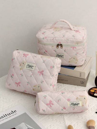 مجموعة حقيبة مستحضرات تجميل متعددة الأحجام L/M/S ذات طبعات فوشية وورود، حقيبة عناية شخصية وحقيبة سفر منظمة للنساء والفتيات، طبعة كبيرة رجعية، ذات حشوة قطنية منقوشة لتخزين مستحضرات التجميل والعناية بالبشرة وأمتعة المدرسة وأساسيات السفر