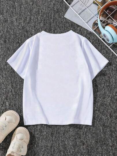 SHEIN تي شيرت صيفي للأولاد ذو ياقة دائرية وأكمام قصيرة مطبوع عليها حروف