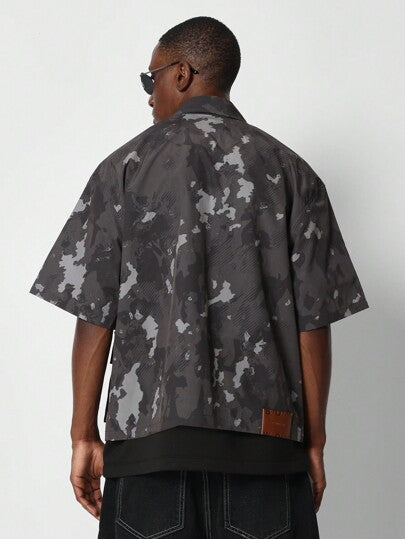 SUMWON قميص بطبعة الكامو مع سحّاب يلائم القصيرة