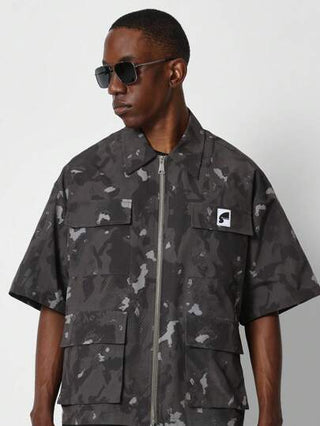 SUMWON قميص بطبعة الكامو مع سحّاب يلائم القصيرة