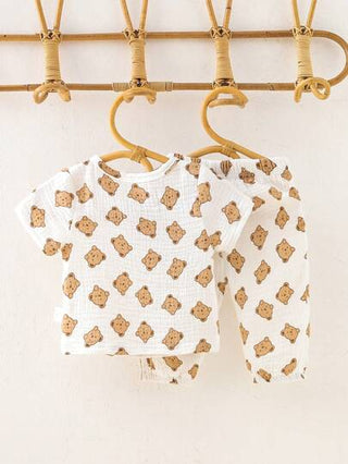 SHEIN طقم بيجاما أطفال ذكور أبيض بطباعة الدب، بنطلون طويل وبلوزة كاجوال قصيرة الأكمام 2 قطعة