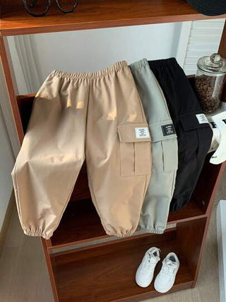 SHEIN مجموعة أساسية من بناطيل الجوجر العارضة والرياضية للشباب، 3 قطع، تتضمن بناطيل جوجرس سوداء مزينة بشارة، بناطيل جوجرس خضراء فضفاضة، وبناطيل جوجرس كاكي. تناسب المناسبات اليومية، المدرسية، الرحلات، الرياضة، لجميع الفصول.