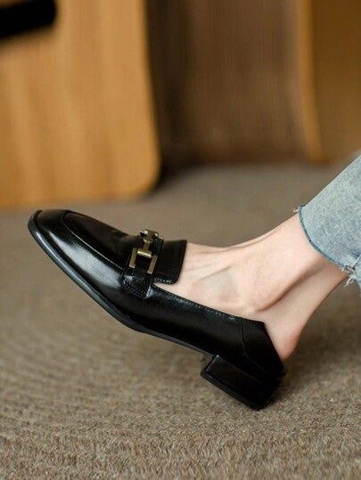 نساء منخفضات الكعب مدبب التفصيل قابل للارتداء بكعب سميك عتيق أسود