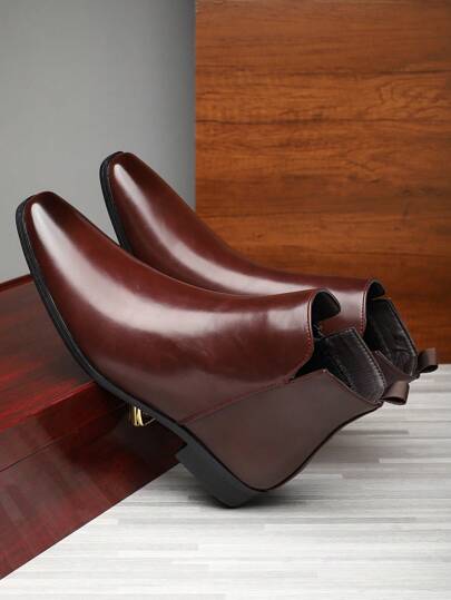 بوت رجالي قصير بأسلوب كوري بريطاني يشبه السهم ذو مقدمة مدببة ونعل مقاوم للانزلاق ومقاوم للتآكل، بوت رفيعة وعصرية الطراز تزيد الطول