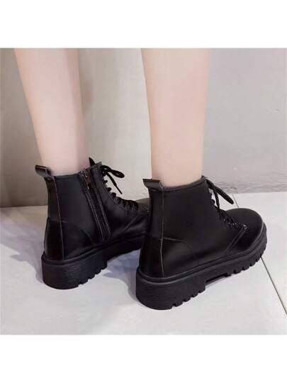 بوت نسائي بكاحل  مطبع بطراز بريطاني مع نعل سميك للغاية، بوت جلد نصف ساق للدراجات النارية، بوت مريحة للخارج