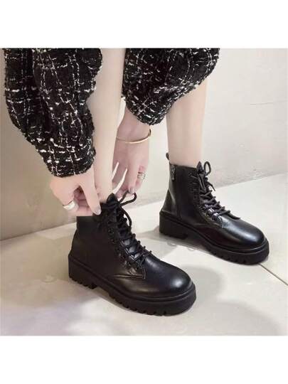 بوت نسائي بكاحل  مطبع بطراز بريطاني مع نعل سميك للغاية، بوت جلد نصف ساق للدراجات النارية، بوت مريحة للخارج