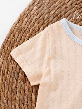 SHEIN مجموعة تي شيرت قصير الأكمام وسروال لولبي للأولاد الصغار، ملابس منزلية عادية