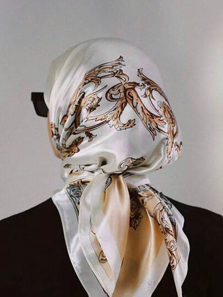 وشاح حريري لامع بطبعة عتيقة بيج، طرحة ناعمة وأنيقة لجميع المواسم، وشاح مربع كبير متعدد الاستخدامات ٩٠*٩٠ سم، هدية مثالية للعديد من الاستخدامات، لف الرأس , حزام الشعر، والحزام، والارتداء لزيادة جمال مظهرك