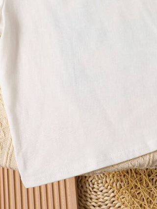 تي شيرت شبه رسمي للأولاد بياقة دائرية وأكمام قصيرة مزين بنمط العطلة