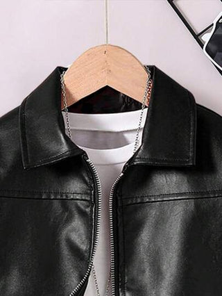 معطف جلد مزود بطبقتين من الجيوب على الصدر مع ياقة منسدلة وأكمام منخفضة مع سحاب للأولاد المراهقين