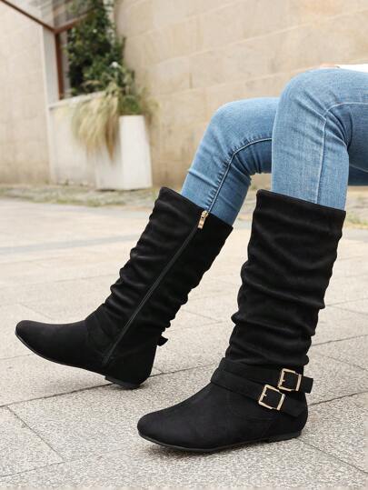 فستان كنزة مطابق،بوت نسائية عالية الكعب مسطحة حتى الركبة باللون الأسود مزودة بسحاب جانبي، وحزام إبزيم، وتصميم مريح للاستخدام في فصلي الخريف والشتاء