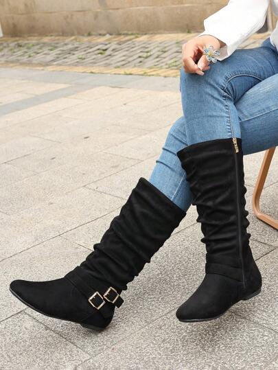 فستان كنزة مطابق،بوت نسائية عالية الكعب مسطحة حتى الركبة باللون الأسود مزودة بسحاب جانبي، وحزام إبزيم، وتصميم مريح للاستخدام في فصلي الخريف والشتاء