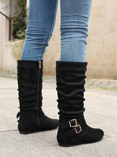 فستان كنزة مطابق،بوت نسائية عالية الكعب مسطحة حتى الركبة باللون الأسود مزودة بسحاب جانبي، وحزام إبزيم، وتصميم مريح للاستخدام في فصلي الخريف والشتاء