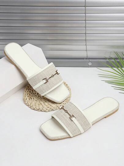 شبشب نسائي مسطح للاستخدام الخارجي، وصول جديد، صنادل قطنية بيضاء مع سلاسل مشابك معدنية، صنادل كاجوال بأربطة سميكة بطرف مربع وحزام عريض، تصميم بعدة الوان للإنزلاق