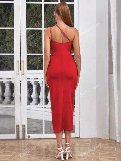 فستان مثير بكتف مائل ورقبة على شكل حرف V وكتف على شكل ورقة اللوتس بطيات وفتحة عالية للنساء