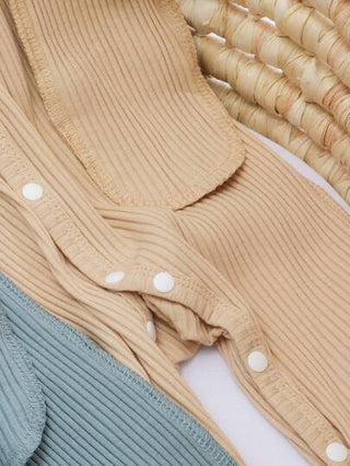 SHEIN مجموعة من 3 قطع تتضمن: جمبسوت أطفال رضع مقلمة بموحد اللون بأكمام طويلة وملابس داخلية منزلية