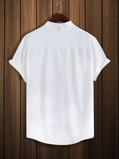 Manfinity Homme قميص رجالي بتفصيلة الحروف المرقعة بدون تي شيرت