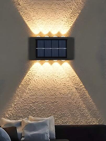 مصباح جداري خارجي برأسين مدعوم بالطاقة الشمسية مضاد للماء ومصمم لتزيين الفناء، لتوفير الإضاءة العلوية والسفلية