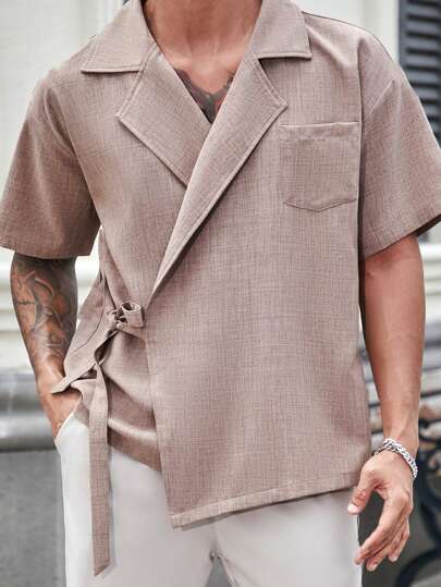 Manfinity Homme قميص رجالي قصير الأكمام من القماش المصنع شبه كتان ثنائي اللون، بياقة منبطحة ورباط، مناسب للخروج، للزوج