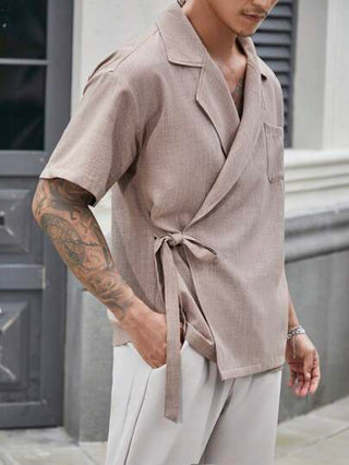 Manfinity Homme قميص رجالي قصير الأكمام من القماش المصنع شبه كتان ثنائي اللون، بياقة منبطحة ورباط، مناسب للخروج، للزوج