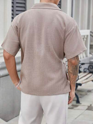 Manfinity Homme قميص رجالي قصير الأكمام من القماش المصنع شبه كتان ثنائي اللون، بياقة منبطحة ورباط، مناسب للخروج، للزوج
