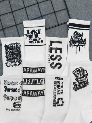 5 أزواج من جوارب الرجال الطويلة العشوائية البيضاء الأزياء للربيع و الصيف والخريف والشتاء. مثالي لرياضة كرة السلة و الملابس الشارعية و ركوب الألواح و الطلاب، جوارب منتصف الساق