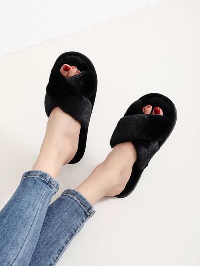 شبشب نسائي مُبطّن و خفيف بأحزمة متقاطعة، شبشب من الصوف الناعم و الدافئ للمنزل بفتحة أصابع القدم، حذاء داخلي و خارجي فرويّ ودافئ، شبشب وردي منفوخ يسمح بالتهوية