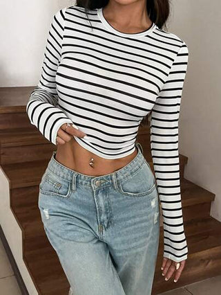 EZwear تيشيرت نسائي بأكمام طويلة مقصوص بقصّة عصرية وياقة دائرية ضيقة 3 قطع، عارضة للارتداء اليومي
