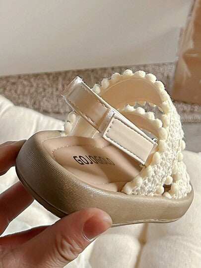 زوج من الشبشب البنات ارتداء الصيف ذو اللون الأبيض اللؤلؤي، مريح وناعم، بتصميم بسيط، ذو نعل سميك بالكعب البني، مناسب للبنات من عمر 3-12 سنة للاستخدام الداخلي والخارجي، مزين بفرو كرة مزدوج الحزام وتصميم شباشب