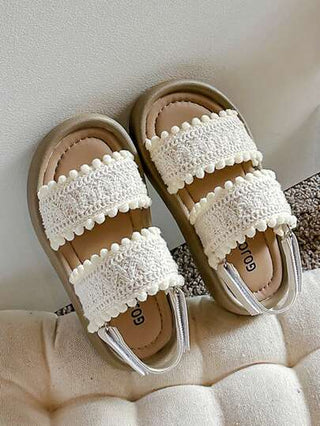 زوج من الشبشب البنات ارتداء الصيف ذو اللون الأبيض اللؤلؤي، مريح وناعم، بتصميم بسيط، ذو نعل سميك بالكعب البني، مناسب للبنات من عمر 3-12 سنة للاستخدام الداخلي والخارجي، مزين بفرو كرة مزدوج الحزام وتصميم شباشب