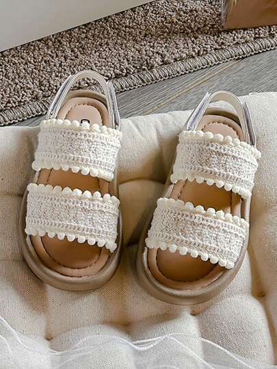 زوج من الشبشب البنات ارتداء الصيف ذو اللون الأبيض اللؤلؤي، مريح وناعم، بتصميم بسيط، ذو نعل سميك بالكعب البني، مناسب للبنات من عمر 3-12 سنة للاستخدام الداخلي والخارجي، مزين بفرو كرة مزدوج الحزام وتصميم شباشب