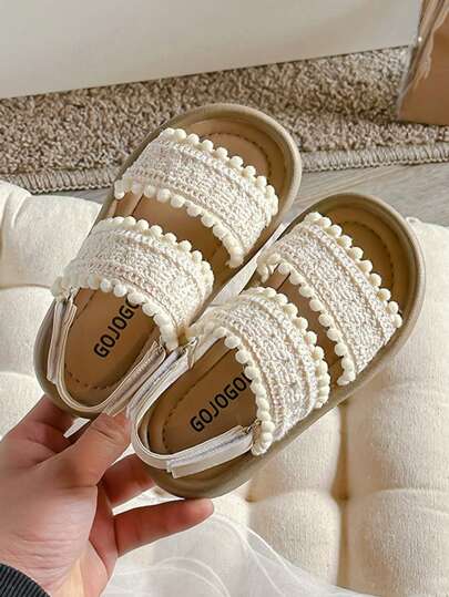 زوج من الشبشب البنات ارتداء الصيف ذو اللون الأبيض اللؤلؤي، مريح وناعم، بتصميم بسيط، ذو نعل سميك بالكعب البني، مناسب للبنات من عمر 3-12 سنة للاستخدام الداخلي والخارجي، مزين بفرو كرة مزدوج الحزام وتصميم شباشب