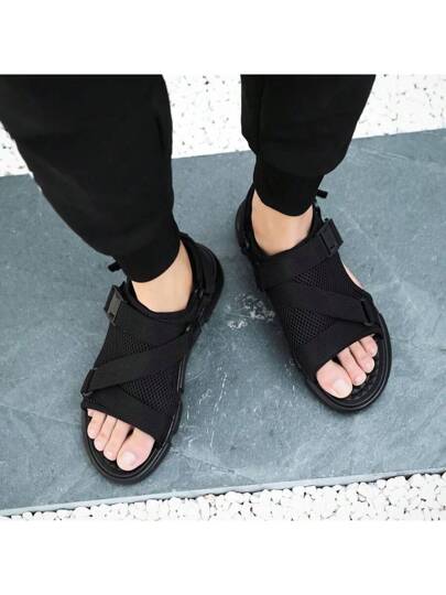 صنادل رياضية رجالية خفيفة الوزن مثيرة للأزياء و مختصرة للصيف مع نعل سميك و مناسب للرياضة و ضد الانزلاق مع الاستقرار و الصدمات و مقاومة للتآكل العارم ومناسبة للارتداء العادي