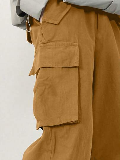 SHEIN سروال بنمط أكاديمية منتجع صبي مستدق جيب فضفاض بنمط سادة نسيج خام مع رقع 3D