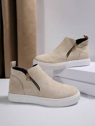 بوت الكاحل والأحذية القصيرة للنساء، تلبس مع التنانير والفساتين، بوت سهلة بمقدمة مسطحة وكعب قصير مزودة بسحّاب، متناسقة مع التنانير بطريقة أنيقة