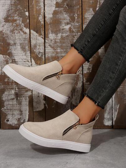 بوت الكاحل والأحذية القصيرة للنساء، تلبس مع التنانير والفساتين، بوت سهلة بمقدمة مسطحة وكعب قصير مزودة بسحّاب، متناسقة مع التنانير بطريقة أنيقة