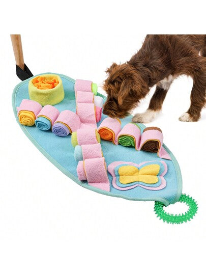 حصيرة الشم هي لعبة مصممة لتدريب شم الكلاب وإيجاد الطعام المخفي. عادة ما تكون مصنوعة من مواد متعددة الطبقات مثل الأقمشة والشعر الإسفنجي أو أنسجة أخرى، مع العديد من الطيات والجيوب لإخفاء الطعام أو الحلوى. يحتاج الكلاب إلى الشم والحفر للعثور على الطعام، مما