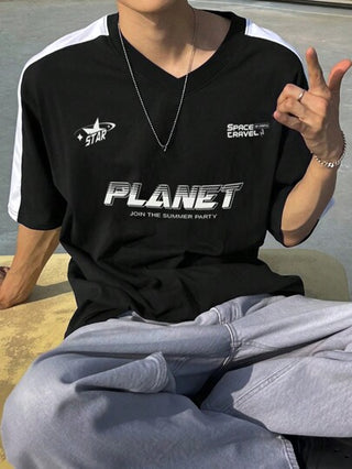 DAZY قميص كاجوال قصير الأكمام بياقة على شكل حرف V مطبوع عليه حروف للرجال، ملابس خريفية